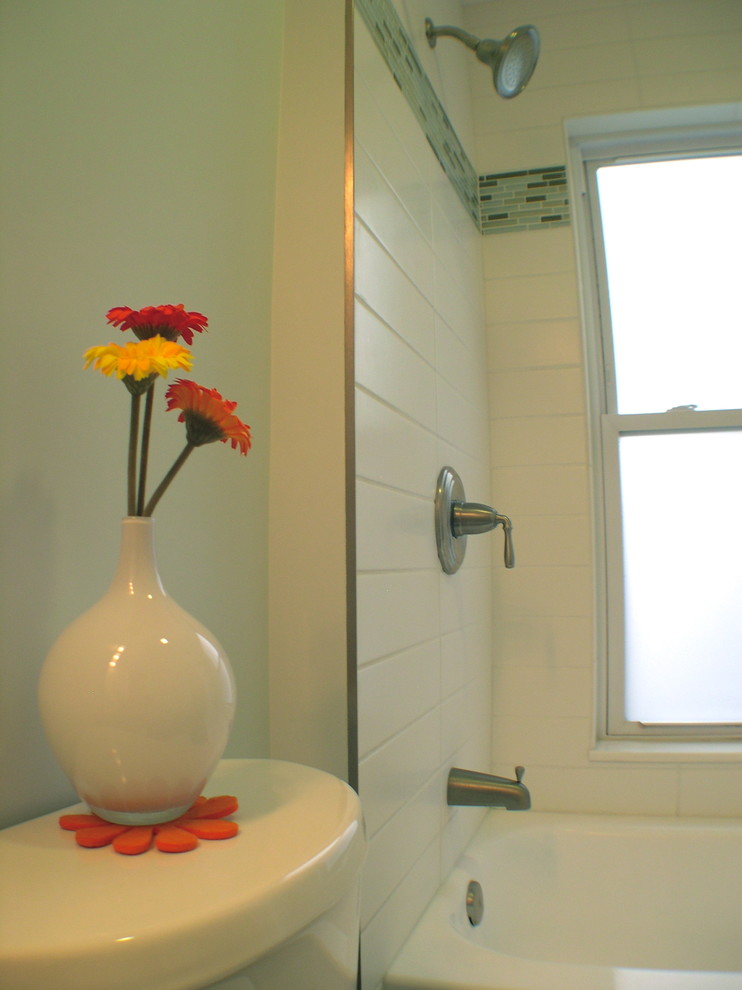Esempio di una piccola stanza da bagno moderna con lavabo sottopiano, ante in stile shaker, ante in legno bruno, top in granito, vasca/doccia, piastrelle grigie, piastrelle in ceramica, pareti verdi e pavimento con piastrelle in ceramica