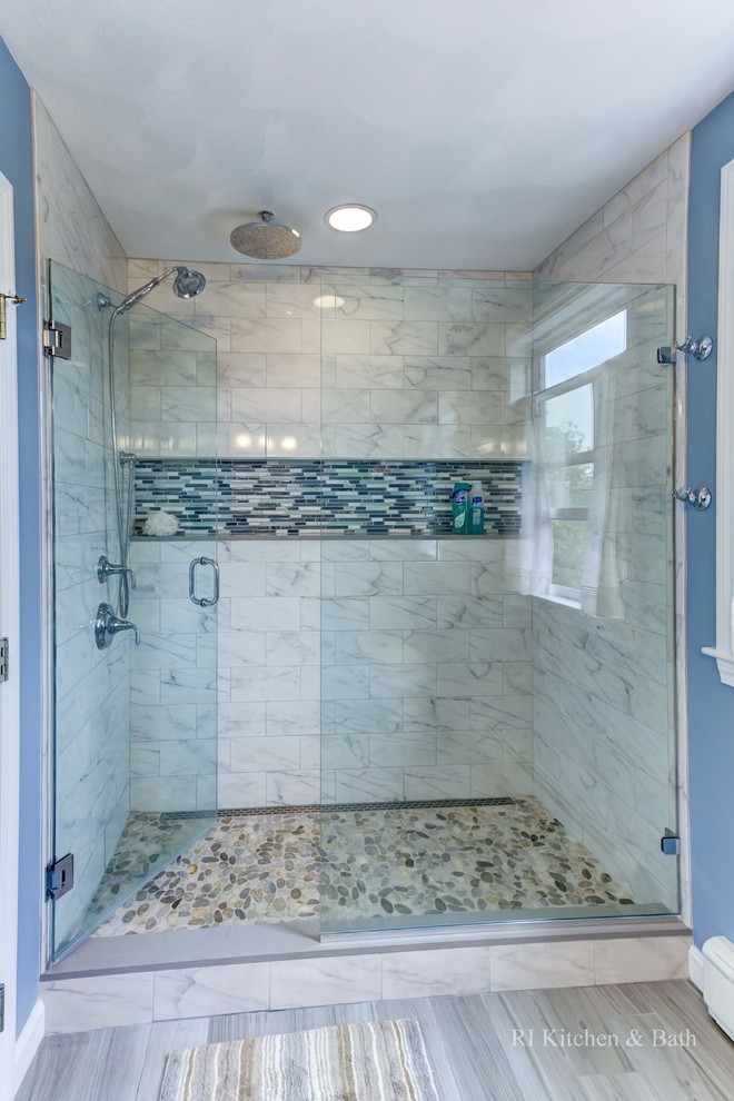 Foto di una stanza da bagno padronale minimal di medie dimensioni con lavabo sottopiano, ante in stile shaker, top in granito, doccia alcova, WC monopezzo, piastrelle grigie, pareti blu e pavimento in gres porcellanato