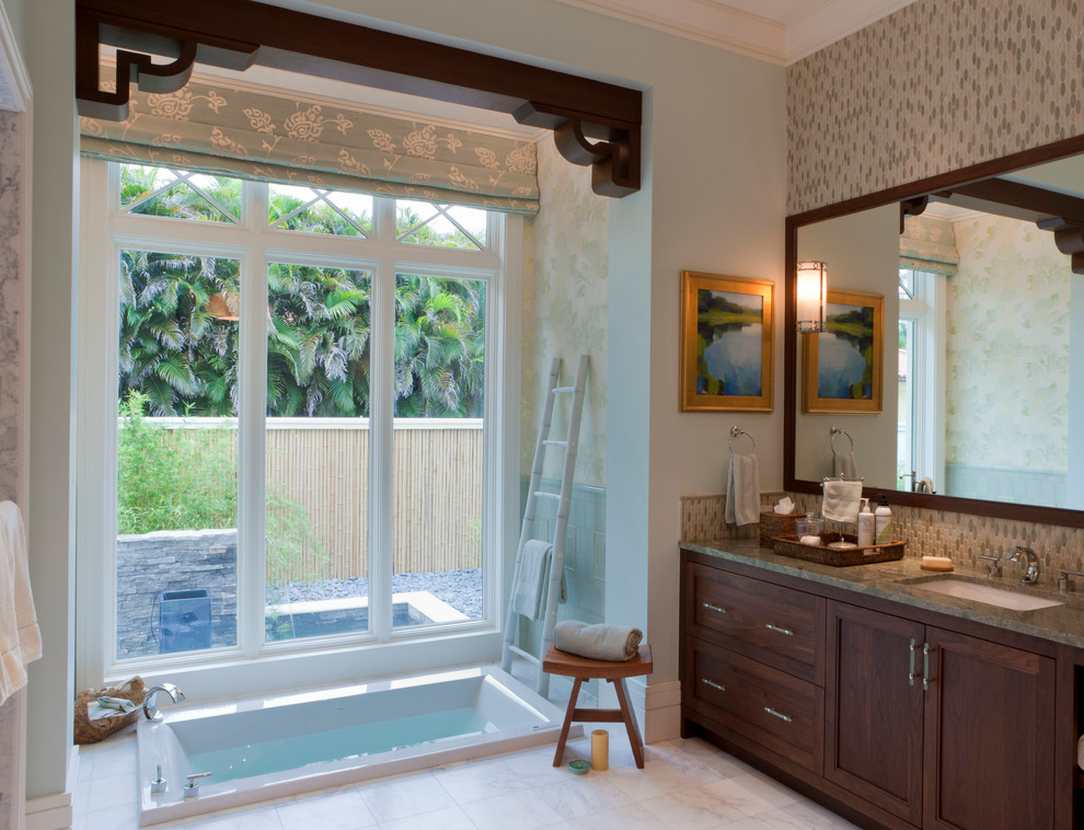 Источник вдохновения для домашнего уюта: ванная комната в стиле неоклассика (современная классика) с накладной ванной и окном