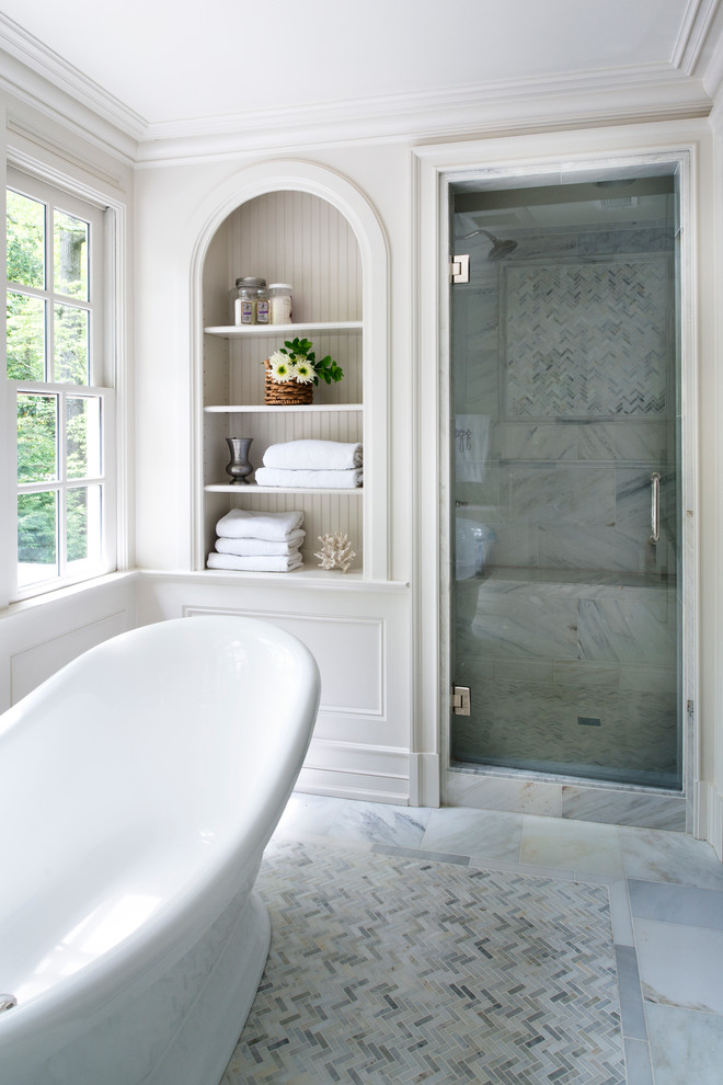 Ispirazione per una stanza da bagno padronale classica con vasca freestanding, doccia alcova, piastrelle bianche, pareti bianche e pavimento con piastrelle a mosaico