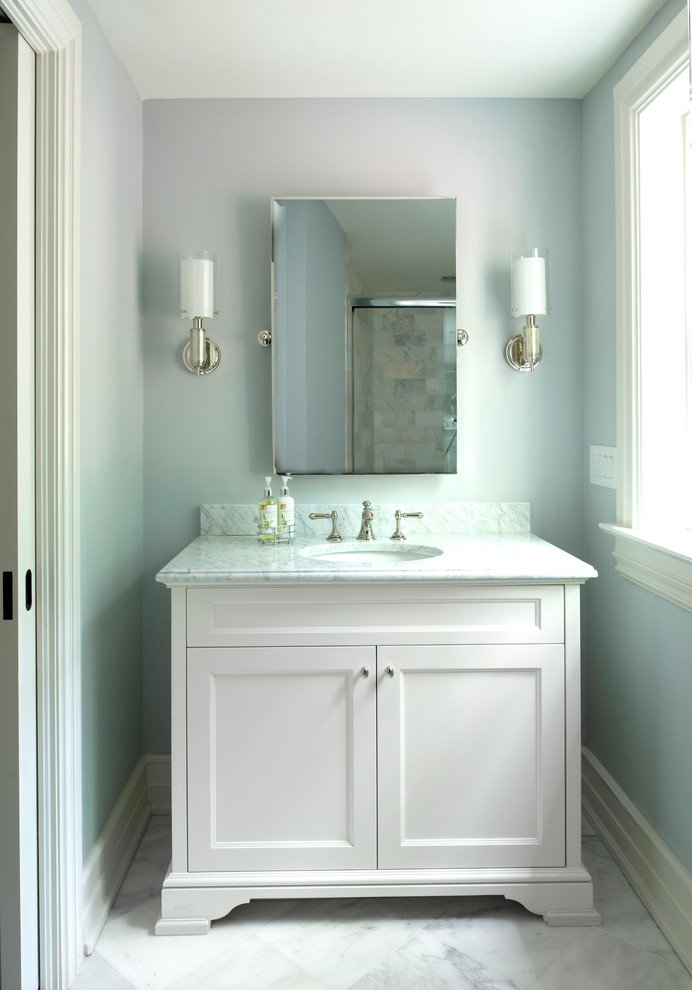 Esempio di una stanza da bagno con doccia tradizionale con ante a filo e ante bianche