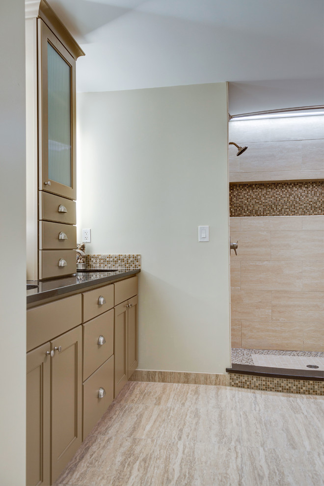 Idée de décoration pour une salle de bain tradition avec un lavabo encastré, des portes de placard beiges, un plan de toilette en granite, WC séparés, un carrelage beige et mosaïque.