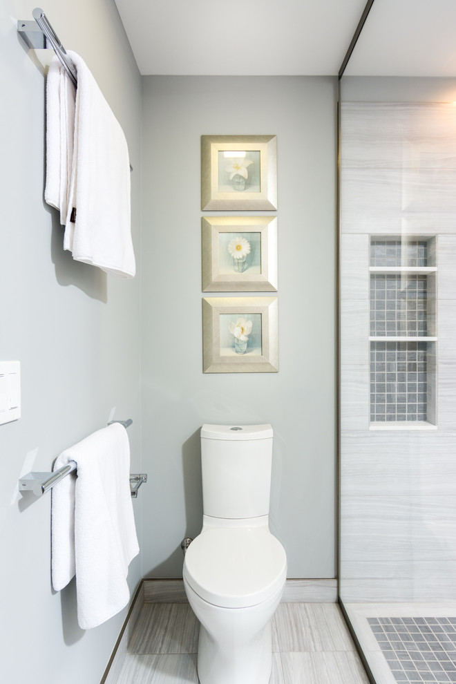 Inspiration för ett mellanstort funkis en-suite badrum, med en öppen dusch, grå kakel, stenkakel, grå väggar, klinkergolv i porslin, en toalettstol med separat cisternkåpa och beiget golv
