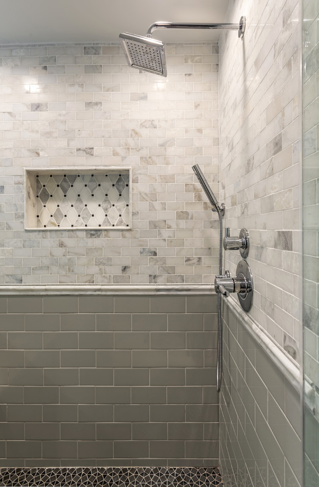 Стильный дизайн: большая главная ванная комната в классическом стиле с фасадами островного типа, темными деревянными фасадами, отдельно стоящей ванной, угловым душем, раздельным унитазом, белой плиткой, мраморной плиткой, зелеными стенами, мраморным полом, врезной раковиной, столешницей из кварцита, белым полом, душем с распашными дверями и серой столешницей - последний тренд