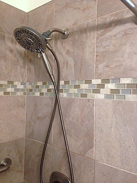Источник вдохновения для домашнего уюта: главная ванная комната среднего размера в стиле неоклассика (современная классика) с душем в нише, желтой плиткой, керамогранитной плиткой и стеклянной столешницей
