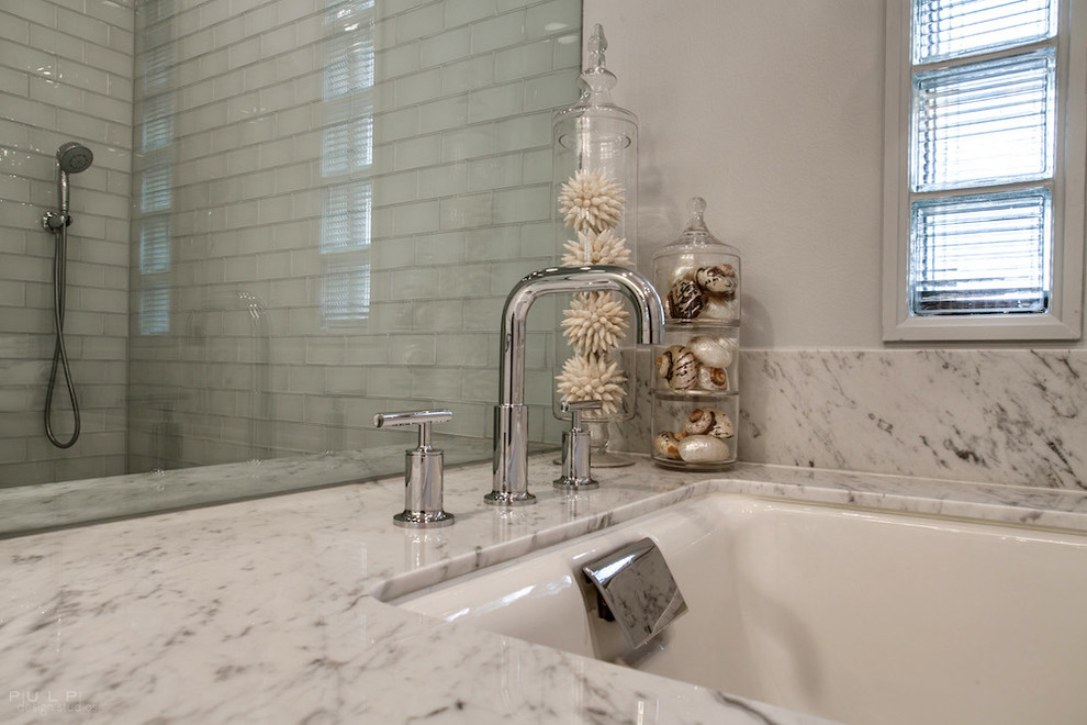 Inspiration för stora klassiska en-suite badrum, med ett undermonterad handfat, luckor med infälld panel, vita skåp, marmorbänkskiva, ett platsbyggt badkar, en öppen dusch, en toalettstol med hel cisternkåpa, vit kakel, glaskakel, grå väggar och marmorgolv