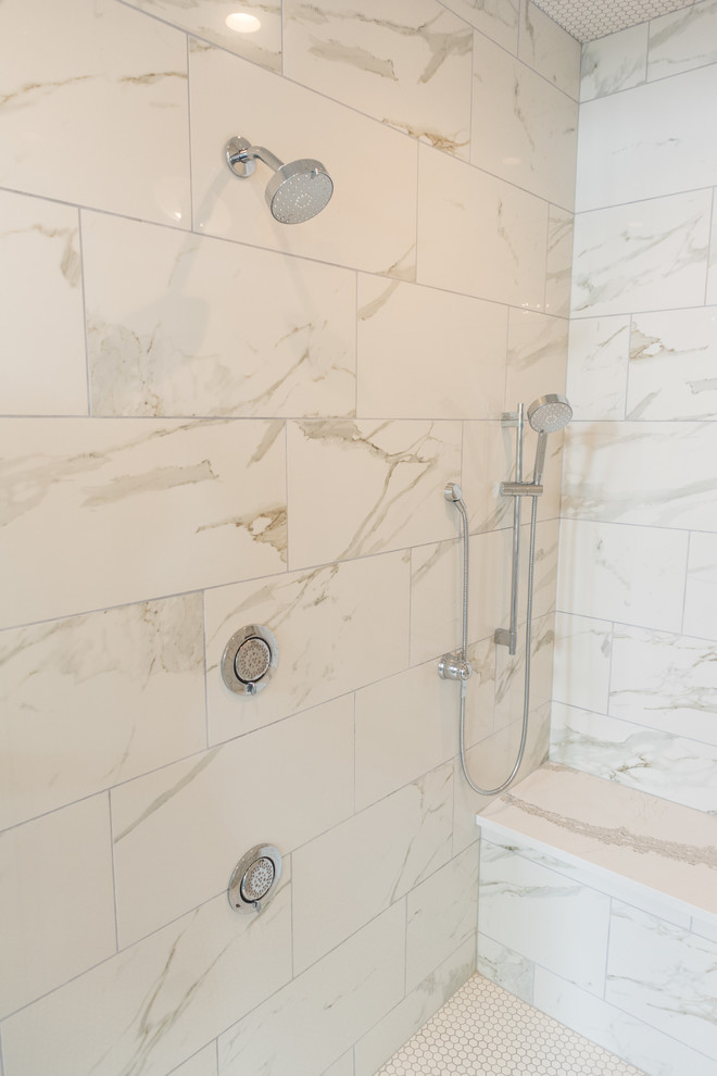 Klassisk inredning av ett stort vit vitt en-suite badrum, med luckor med profilerade fronter, grå skåp, ett fristående badkar, en hörndusch, en toalettstol med separat cisternkåpa, vit kakel, marmorkakel, grå väggar, klinkergolv i porslin, ett undermonterad handfat, marmorbänkskiva, grått golv och dusch med gångjärnsdörr