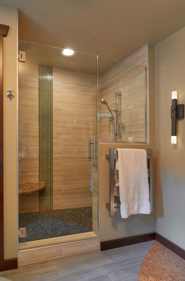 Cette photo montre une grande salle de bain principale asiatique en bois brun avec un placard à porte plane, une douche d'angle, un carrelage multicolore, des carreaux de porcelaine, un sol en liège et un plan de toilette en quartz modifié.