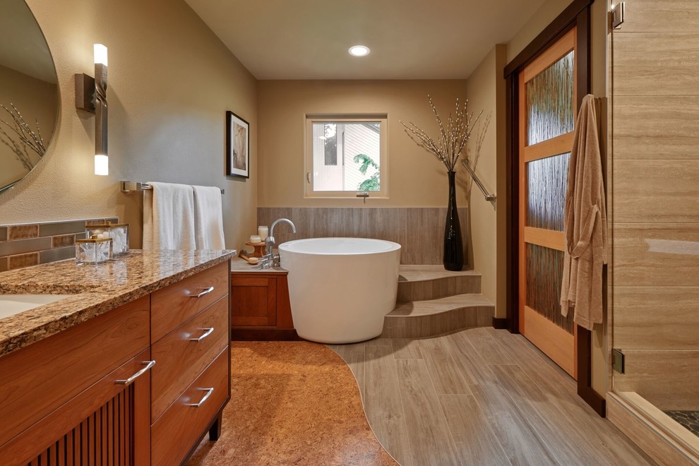 На фото: большая главная ванная комната в восточном стиле с японской ванной, разноцветной плиткой, керамической плиткой, пробковым полом, врезной раковиной и столешницей из искусственного кварца с