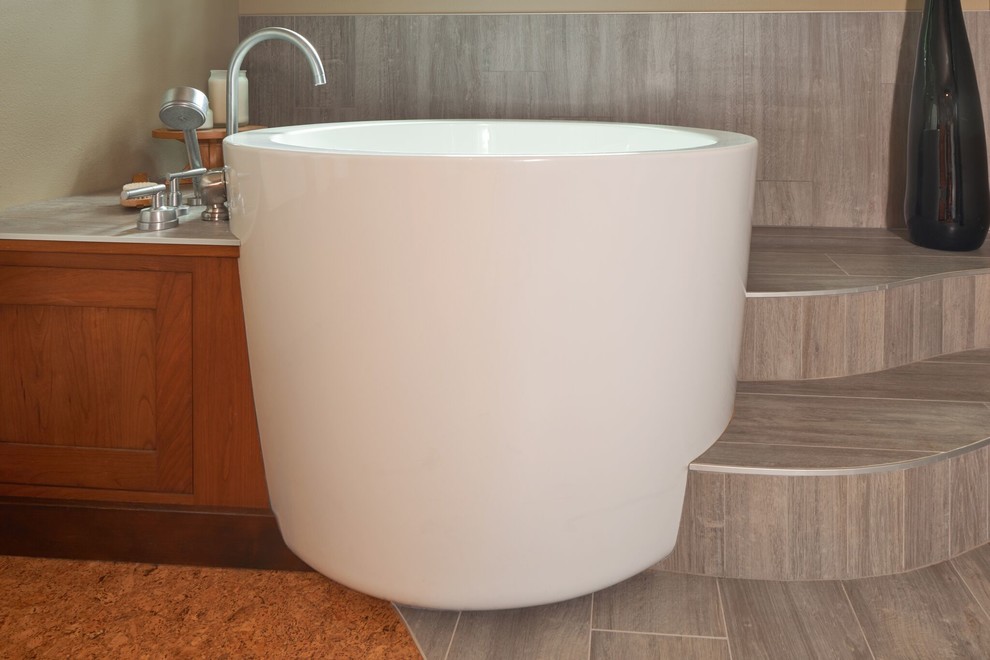 Свежая идея для дизайна: большая главная ванная комната в восточном стиле с японской ванной, разноцветной плиткой, керамической плиткой, полом из керамогранита, врезной раковиной и столешницей из искусственного кварца - отличное фото интерьера