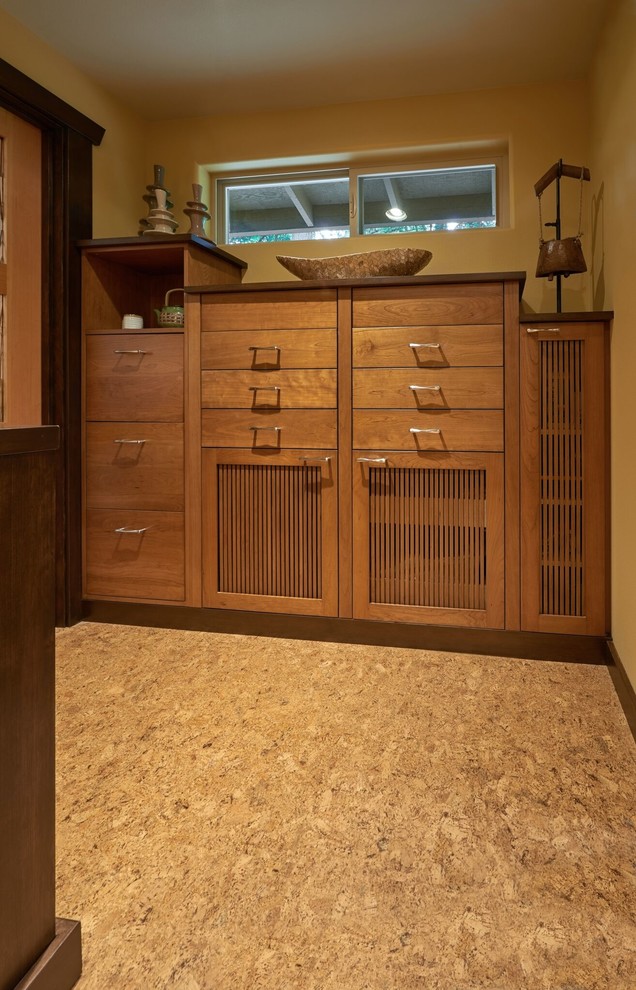 Großes Asiatisches Badezimmer En Suite mit flächenbündigen Schrankfronten, hellbraunen Holzschränken und Korkboden in Portland