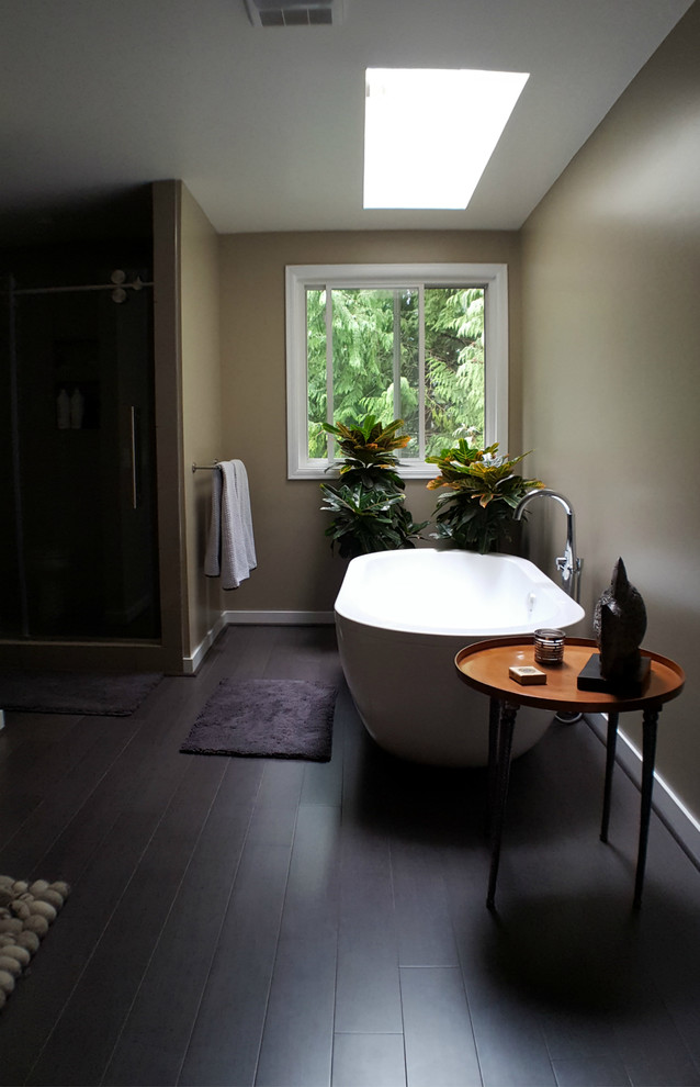 На фото: главная ванная комната среднего размера в стиле модернизм с плоскими фасадами, темными деревянными фасадами, отдельно стоящей ванной, душем в нише, раздельным унитазом, коричневой плиткой, керамогранитной плиткой, коричневыми стенами, полом из бамбука, врезной раковиной, столешницей из гранита, серым полом и душем с раздвижными дверями с