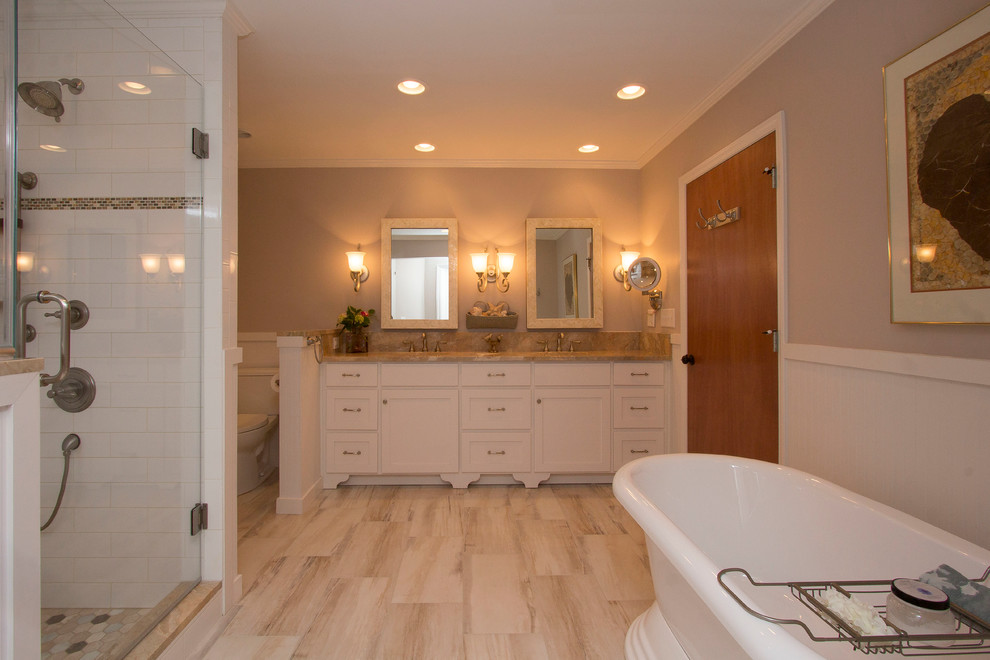 Пример оригинального дизайна: большая главная ванная комната в стиле неоклассика (современная классика) с врезной раковиной, белыми фасадами, мраморной столешницей, отдельно стоящей ванной, угловым душем, раздельным унитазом, белой плиткой, керамической плиткой, бежевыми стенами, полом из керамогранита, фасадами в стиле шейкер, разноцветным полом, душем с распашными дверями и оранжевой столешницей