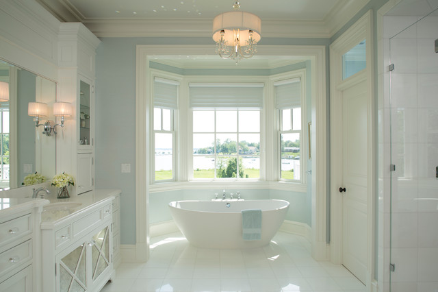 Tranquil spa bathroom with water views - Klassisch - Badezimmer