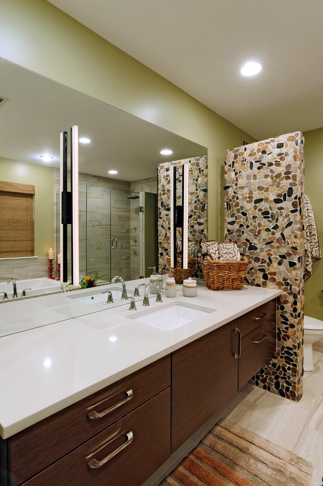 Стильный дизайн: главная ванная комната среднего размера в стиле неоклассика (современная классика) с врезной раковиной, плоскими фасадами, темными деревянными фасадами, накладной ванной, двойным душем, раздельным унитазом, разноцветной плиткой, керамогранитной плиткой, зелеными стенами и полом из керамогранита - последний тренд