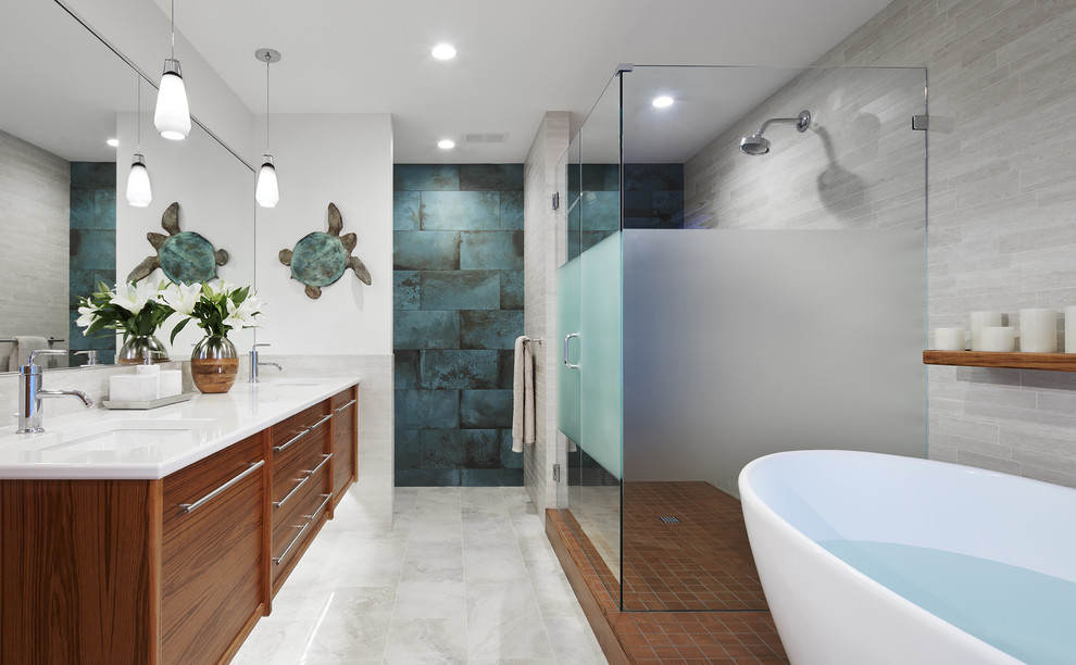 Cette photo montre une salle de bain principale tendance en bois brun avec une baignoire indépendante, un carrelage bleu, un carrelage gris, un mur blanc, un lavabo encastré, une douche d'angle, WC séparés, des carreaux de céramique, un sol en marbre, un plan de toilette en marbre, une cabine de douche à porte battante, un sol gris et un placard à porte plane.