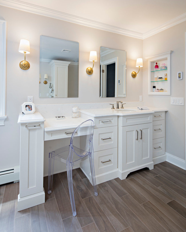Idéer för stora vintage vitt en-suite badrum, med skåp i shakerstil, vita skåp, ett fristående badkar, en hörndusch, grå kakel, marmorkakel, grå väggar, klinkergolv i porslin, ett undermonterad handfat, marmorbänkskiva, brunt golv och dusch med gångjärnsdörr