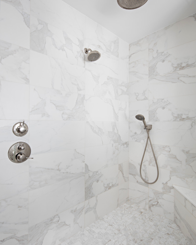 Inredning av ett klassiskt stort vit vitt en-suite badrum, med skåp i shakerstil, vita skåp, ett fristående badkar, en hörndusch, grå kakel, marmorkakel, grå väggar, klinkergolv i porslin, ett undermonterad handfat, marmorbänkskiva, brunt golv och dusch med gångjärnsdörr