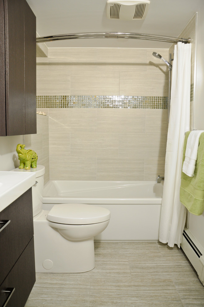 Exempel på ett litet modernt en-suite badrum, med släta luckor, skåp i mörkt trä, ett badkar i en alkov, en dusch/badkar-kombination, en toalettstol med separat cisternkåpa, grå kakel, porslinskakel, grå väggar, klinkergolv i porslin och dusch med duschdraperi