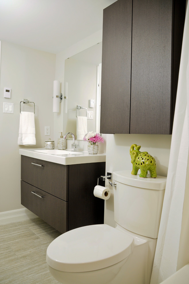 Idéer för att renovera ett litet funkis en-suite badrum, med ett integrerad handfat, släta luckor, skåp i mörkt trä, bänkskiva i akrylsten, en dusch/badkar-kombination, en toalettstol med separat cisternkåpa, grå kakel, porslinskakel, grå väggar och klinkergolv i porslin