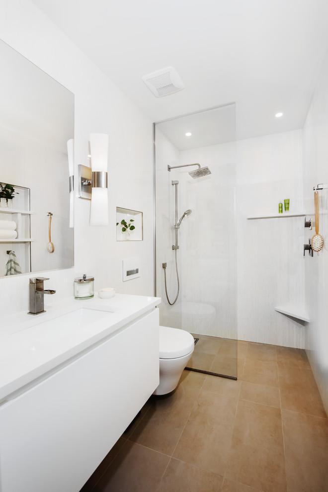 Источник вдохновения для домашнего уюта: ванная комната в стиле модернизм с белыми фасадами, открытым душем, белой плиткой, белыми стенами, полом из керамической плитки, душевой кабиной, врезной раковиной, столешницей из кварцита, коричневым полом, открытым душем и белой столешницей