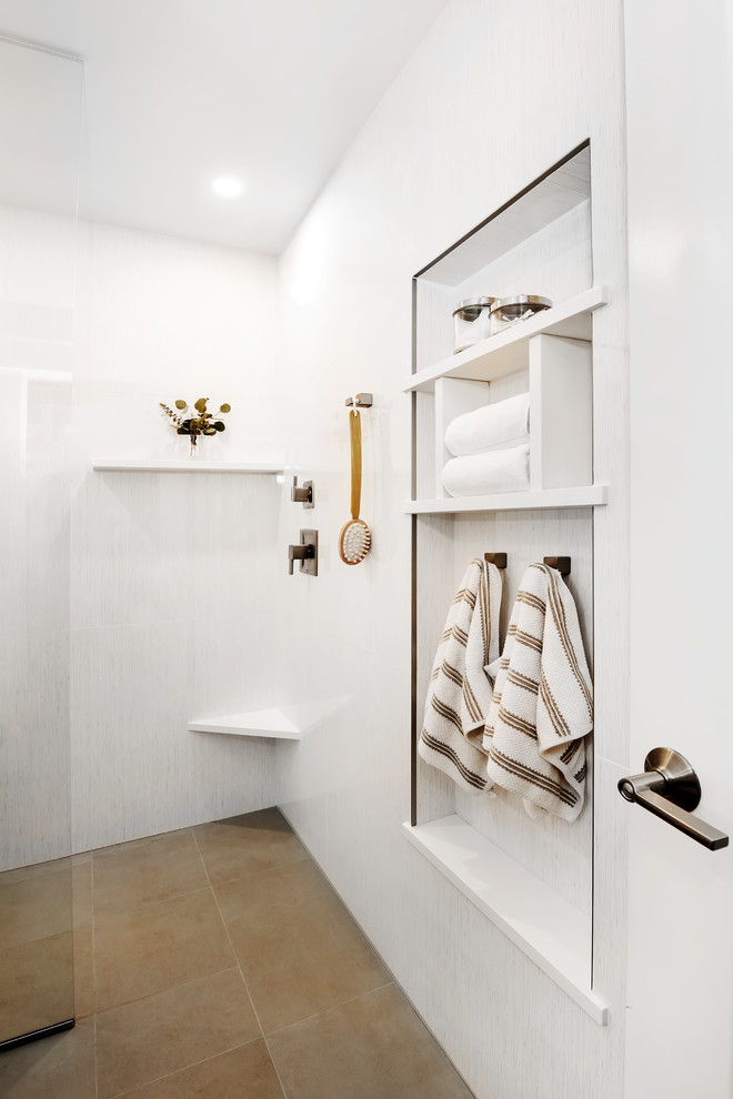 Inspiration för ett funkis vit vitt badrum med dusch, med vita skåp, en öppen dusch, vit kakel, vita väggar, klinkergolv i keramik, ett undermonterad handfat, bänkskiva i kvartsit, brunt golv, med dusch som är öppen, släta luckor, en vägghängd toalettstol och keramikplattor