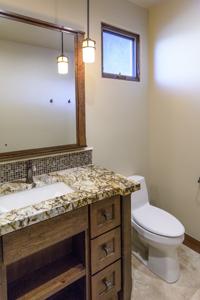 Exemple d'une douche en alcôve principale sud-ouest américain en bois foncé de taille moyenne avec un placard avec porte à panneau encastré, WC séparés, un carrelage beige, un carrelage noir, un carrelage marron, mosaïque, un mur blanc, un sol en carrelage de porcelaine, un lavabo encastré et un plan de toilette en granite.