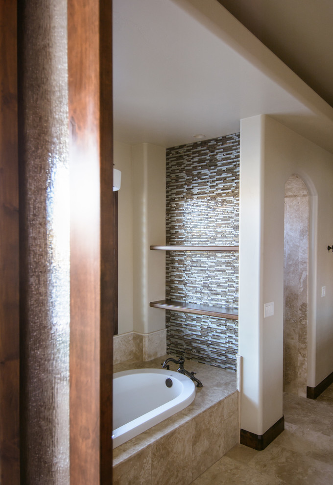 Источник вдохновения для домашнего уюта: большая главная ванная комната в стиле фьюжн с накладной ванной, коричневой плиткой, разноцветной плиткой, удлиненной плиткой, бежевыми стенами, полом из известняка, фасадами с выступающей филенкой, темными деревянными фасадами, столешницей из гранита и врезной раковиной
