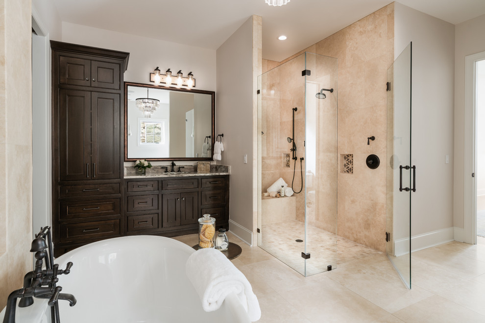 Cette image montre une salle de bain chalet en bois foncé avec un placard à porte shaker, une douche à l'italienne, un carrelage beige, un mur beige, un lavabo encastré, un sol beige, une cabine de douche à porte battante et un plan de toilette gris.