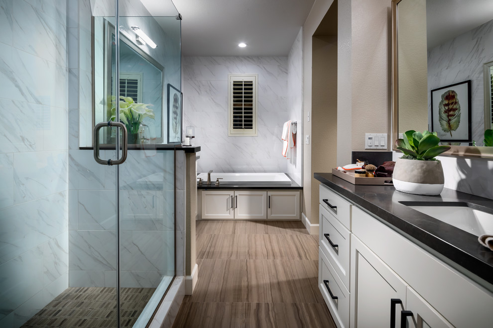 Exempel på ett klassiskt en-suite badrum, med ett badkar i en alkov, ett undermonterad handfat och dusch med gångjärnsdörr