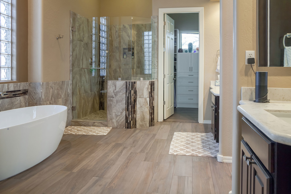 Exempel på ett mellanstort klassiskt en-suite badrum, med luckor med infälld panel, bruna skåp, ett fristående badkar, en dusch i en alkov, brun kakel, beige väggar, klinkergolv i porslin, ett undermonterad handfat och bänkskiva i kvarts