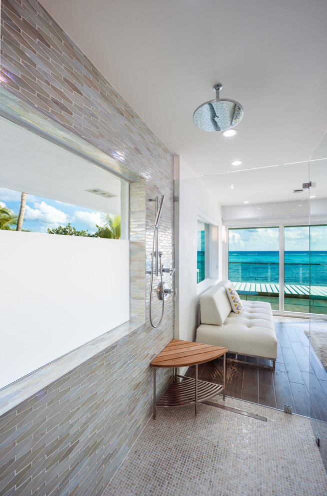 Modern inredning av ett en-suite badrum, med en öppen dusch, vit kakel, glaskakel och mosaikgolv