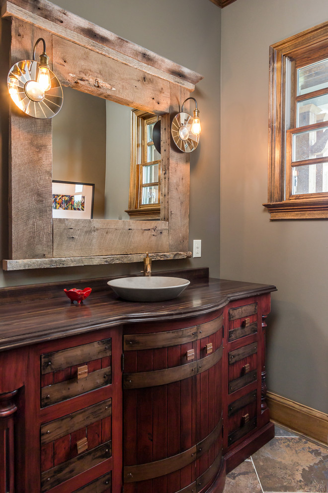 Immagine di una piccola stanza da bagno chic con lavabo a bacinella, ante rosse, top in legno, pareti grigie e ante lisce