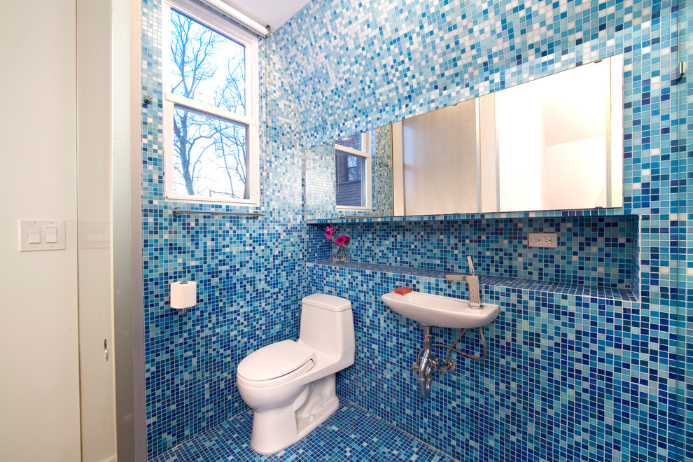 Imagen de cuarto de baño contemporáneo pequeño con baldosas y/o azulejos azules, baldosas y/o azulejos de vidrio, aseo y ducha, paredes azules, suelo con mosaicos de baldosas, lavabo suspendido y suelo azul