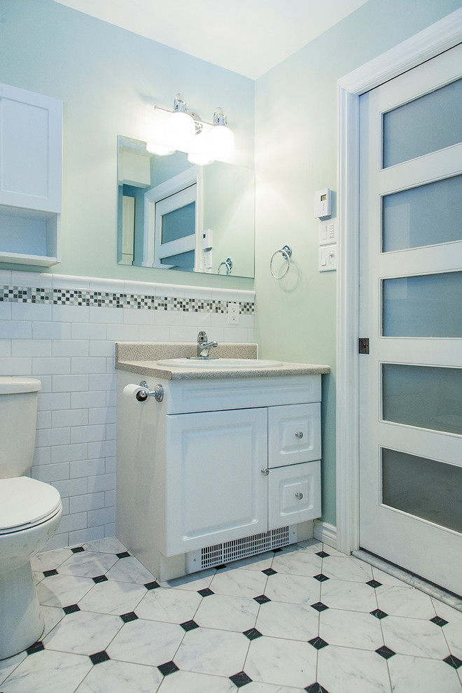 Стильный дизайн: маленькая ванная комната в стиле ретро с белыми фасадами, ванной в нише, душем над ванной, раздельным унитазом, керамической плиткой, зелеными стенами, полом из керамической плитки, консольной раковиной и столешницей из ламината для на участке и в саду - последний тренд