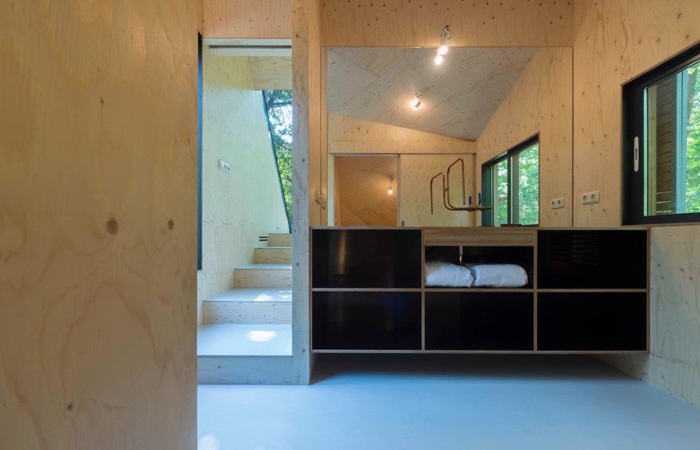 Kleines Modernes Badezimmer mit integriertem Waschbecken, offenen Schränken, dunklen Holzschränken, Waschtisch aus Holz, gelber Wandfarbe und Vinylboden in Amsterdam