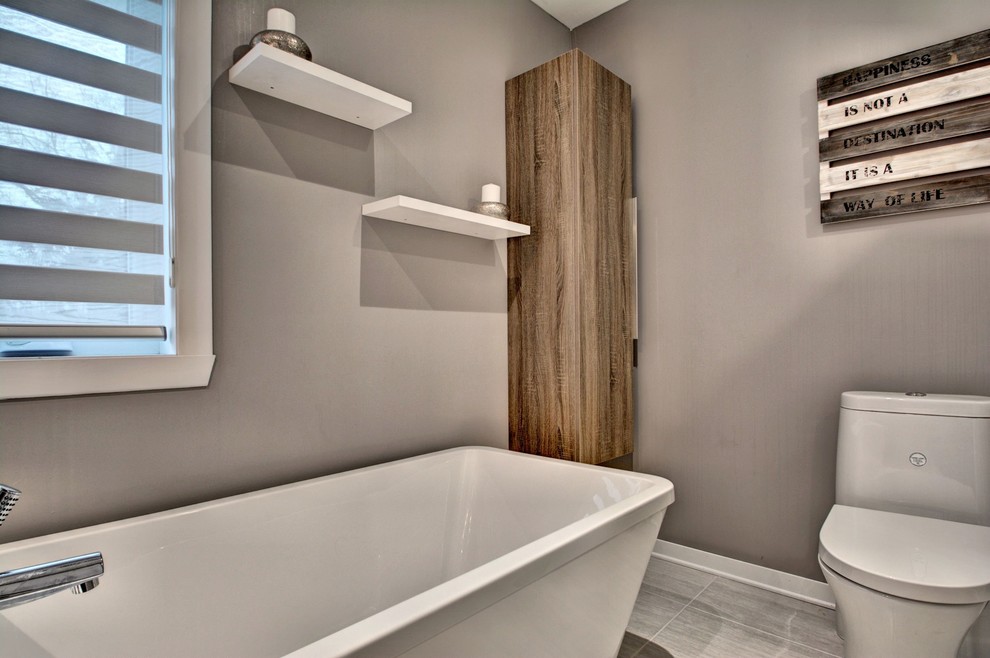 Foto di una piccola stanza da bagno design con ante in legno scuro, vasca freestanding, doccia alcova, piastrelle in ceramica, pavimento con piastrelle in ceramica e top in superficie solida