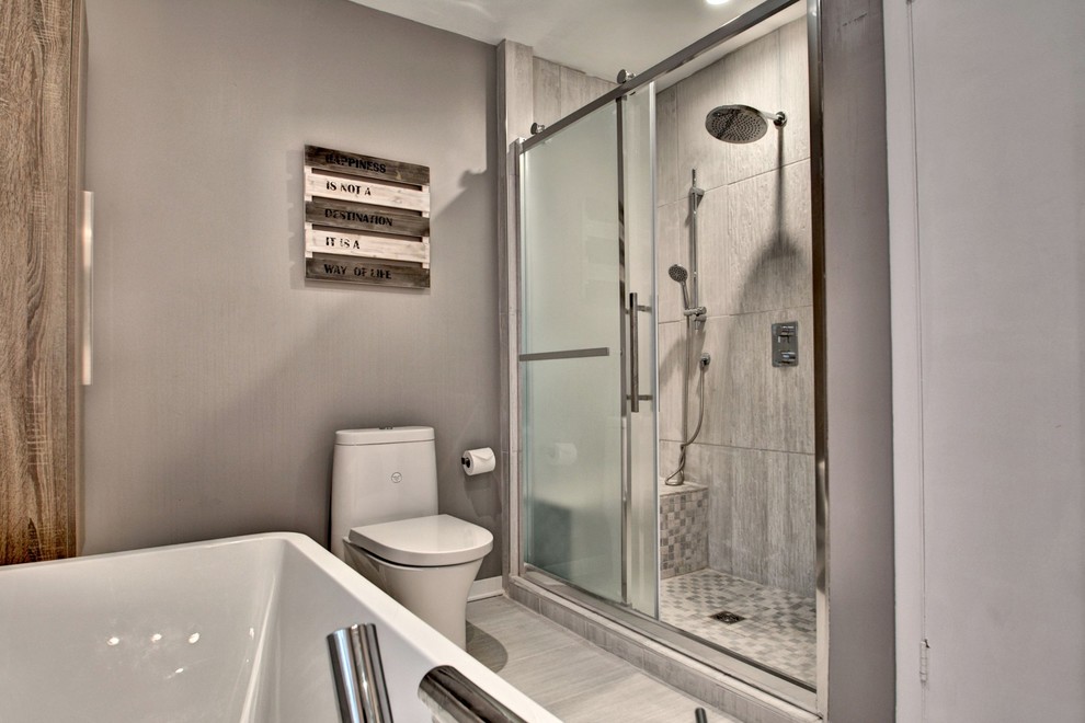 Inspiration för små moderna en-suite badrum, med skåp i mellenmörkt trä, ett fristående badkar, en dusch i en alkov, keramikplattor, klinkergolv i keramik och bänkskiva i akrylsten