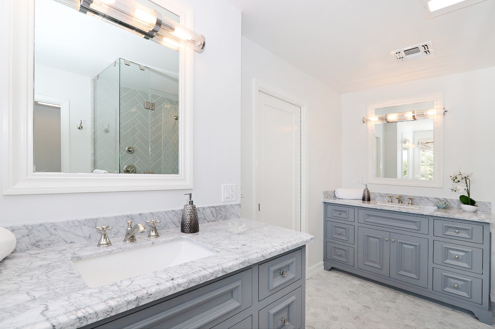 Foto di una stanza da bagno padronale chic con piastrelle grigie, pavimento in marmo, top in marmo e pavimento grigio