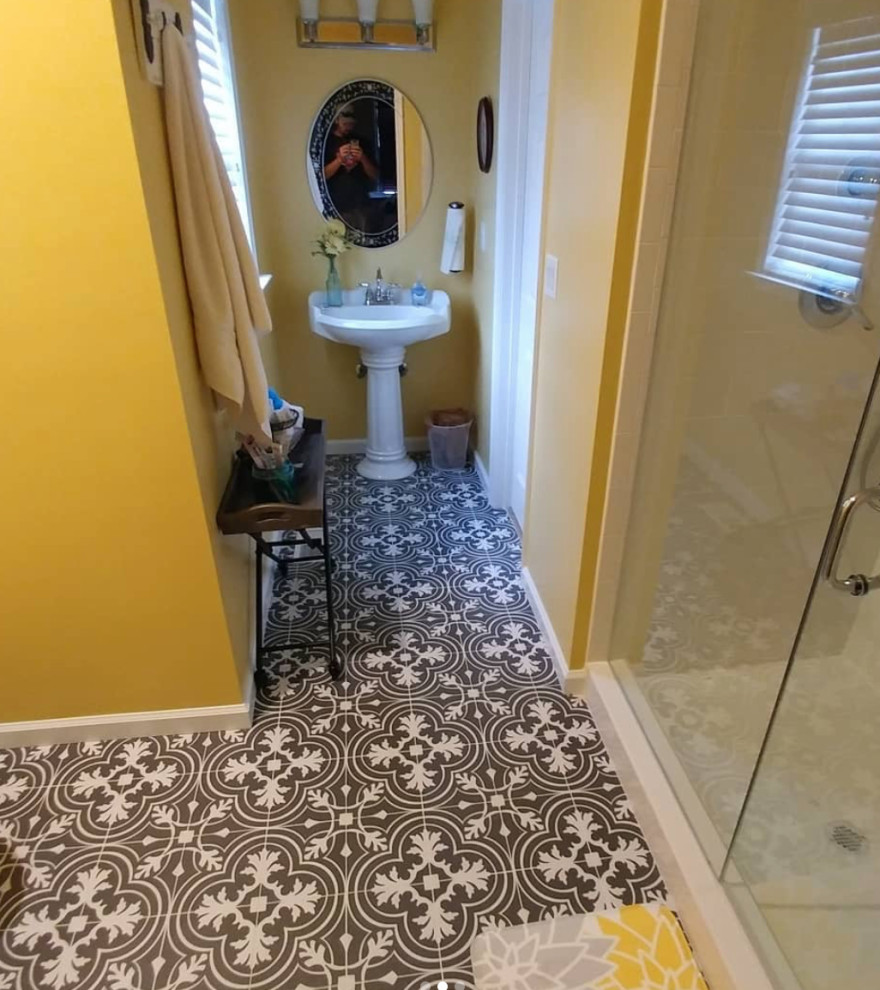 Exempel på ett litet exotiskt vit vitt en-suite badrum, med vita skåp, en dusch i en alkov, en toalettstol med separat cisternkåpa, grå kakel, gula väggar, mosaikgolv, ett piedestal handfat, grått golv och dusch med gångjärnsdörr