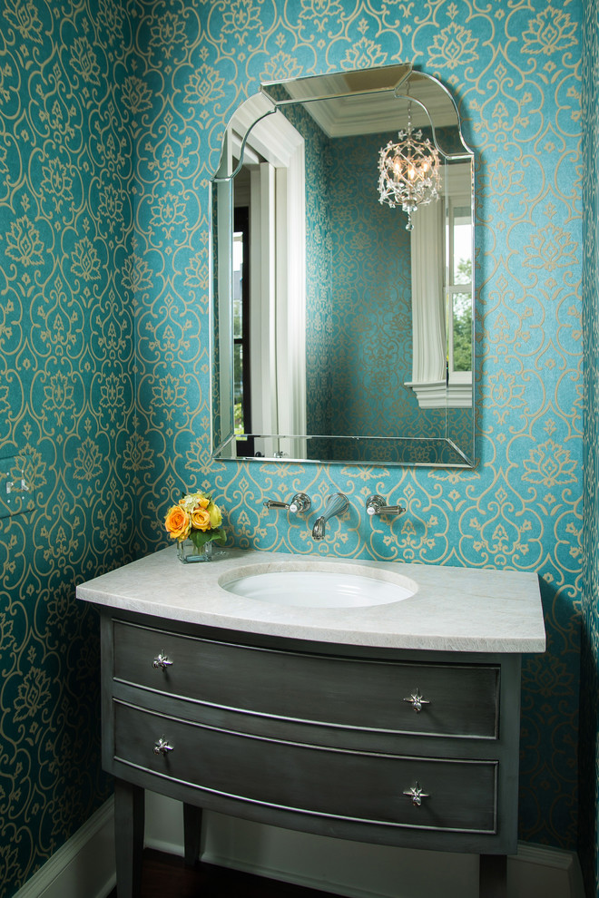 Inspiration för ett litet vintage badrum med dusch, med blå väggar, mörkt trägolv, möbel-liknande, grå skåp, marmorbänkskiva, en toalettstol med separat cisternkåpa, blå kakel, ett undermonterad handfat och brunt golv