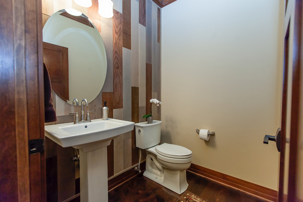 Immagine di una stanza da bagno classica con pareti beige, parquet scuro e lavabo a colonna