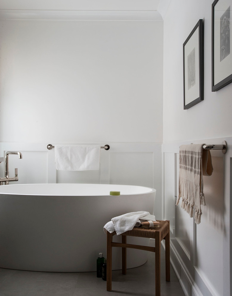 Источник вдохновения для домашнего уюта: главная ванная комната среднего размера в стиле неоклассика (современная классика) с отдельно стоящей ванной и белыми стенами