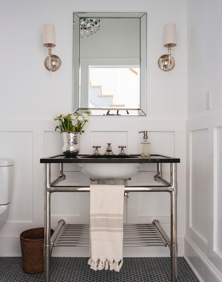 Imagen de cuarto de baño clásico renovado pequeño con lavabo tipo consola, armarios abiertos, paredes blancas, aseo y ducha y suelo con mosaicos de baldosas