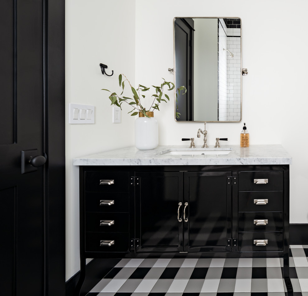 На фото: ванная комната в стиле кантри с черными фасадами, белыми стенами, душевой кабиной, врезной раковиной, разноцветным полом, белой столешницей и фасадами с утопленной филенкой с