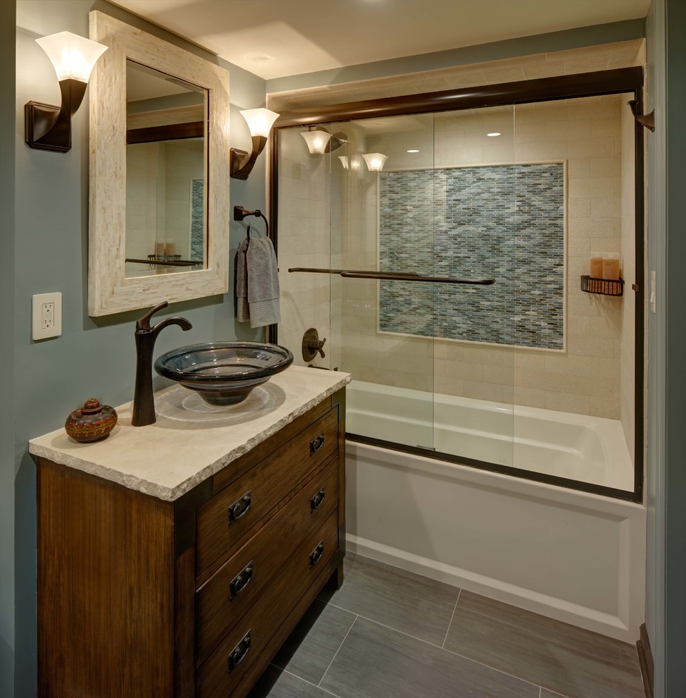 Idées déco pour une petite salle de bain classique en bois foncé avec un placard en trompe-l'oeil, une baignoire en alcôve, un combiné douche/baignoire, WC séparés, un carrelage bleu, un mur bleu, un sol en carrelage de porcelaine, une vasque, un plan de toilette en quartz modifié, un sol vert et une cabine de douche à porte coulissante.