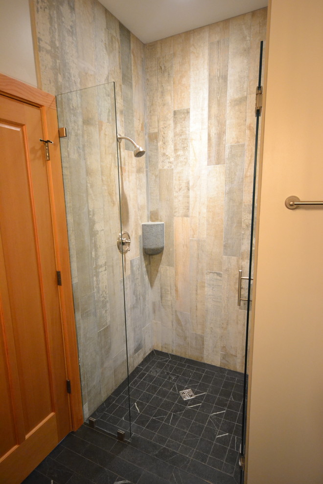 Идея дизайна: маленькая ванная комната в стиле рустика с душем без бортиков, керамогранитной плиткой и полом из сланца для на участке и в саду
