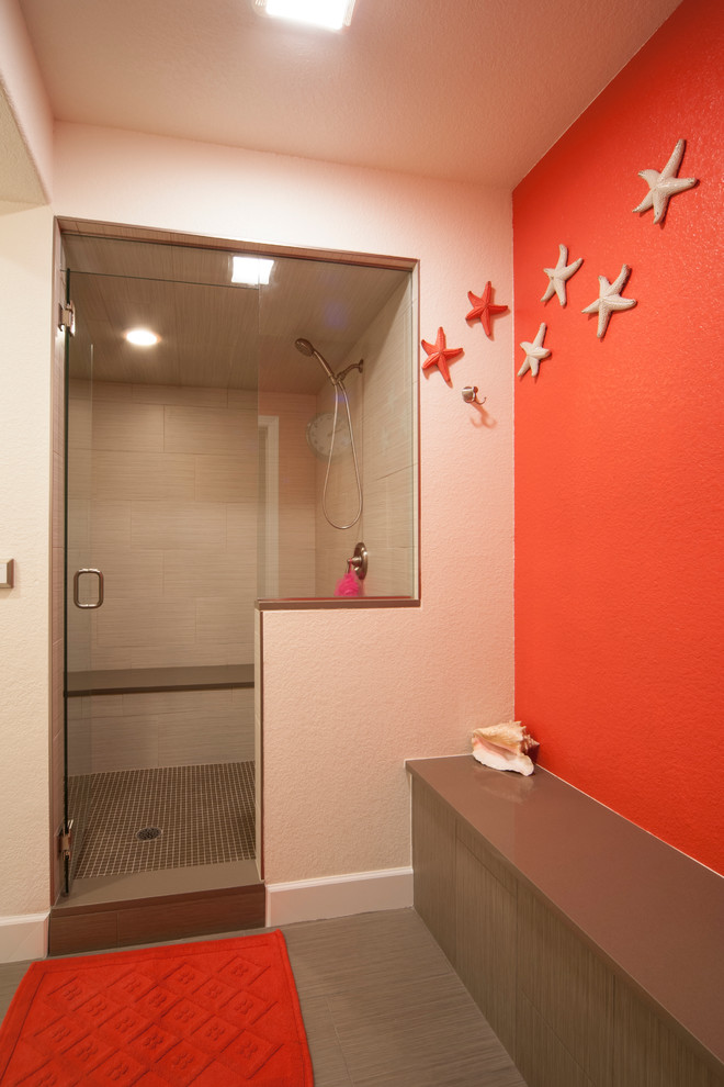 Großes Maritimes Duschbad mit Duschnische, weißen Fliesen, oranger Wandfarbe und Porzellan-Bodenfliesen in Denver