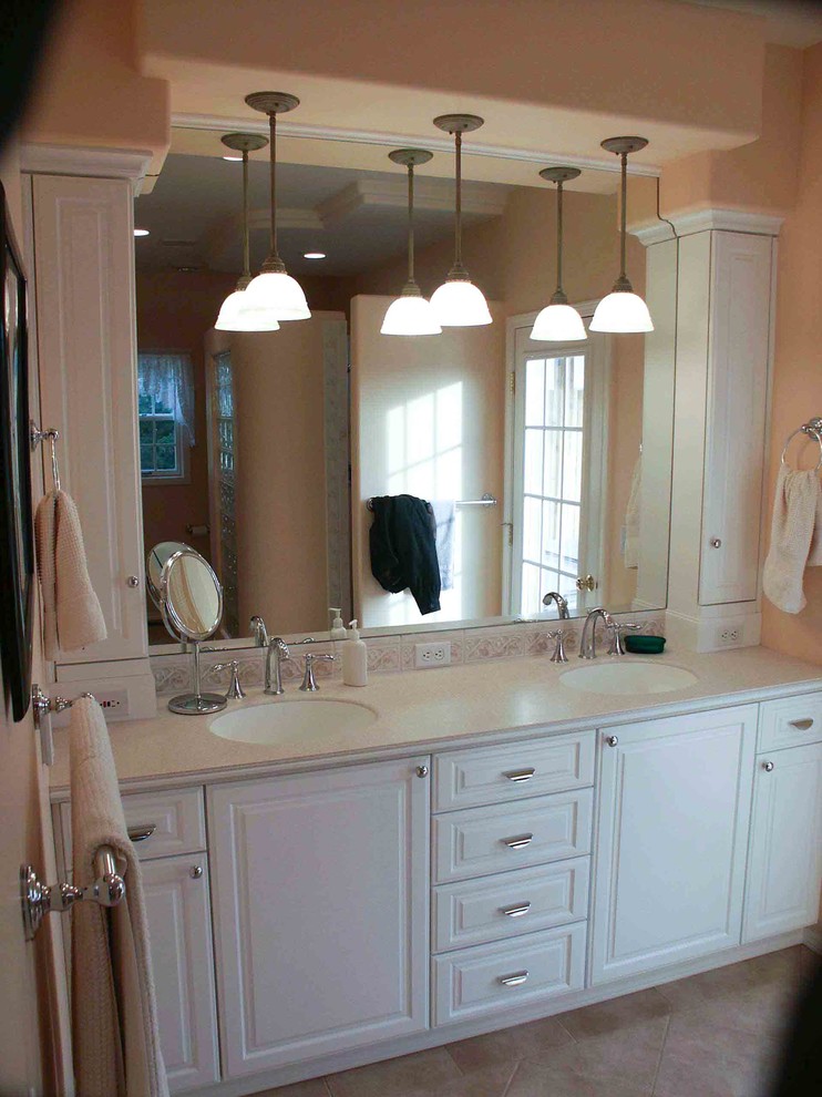 Пример оригинального дизайна: главная ванная комната среднего размера в стиле неоклассика (современная классика) с фасадами с утопленной филенкой, керамической плиткой, полом из керамогранита, настольной раковиной, фасадами цвета дерева среднего тона, столешницей из гранита, отдельно стоящей ванной, душем в нише, раздельным унитазом, коричневой плиткой и серыми стенами