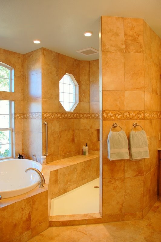 Ispirazione per una grande stanza da bagno padronale con ante con bugna sagomata, vasca da incasso, doccia aperta, piastrelle beige, piastrelle in gres porcellanato, pareti beige, pavimento in gres porcellanato, lavabo sottopiano e top in marmo